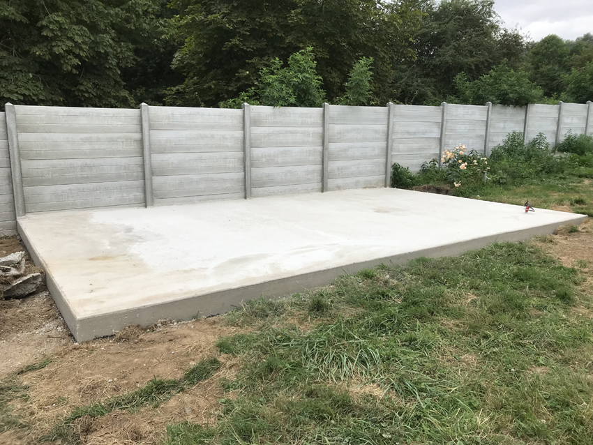 Dalle béton lissée & bordée avec fer à nez de marche